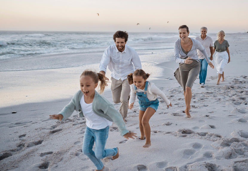 Altre corse di famiglie generazionali sulla spiaggia